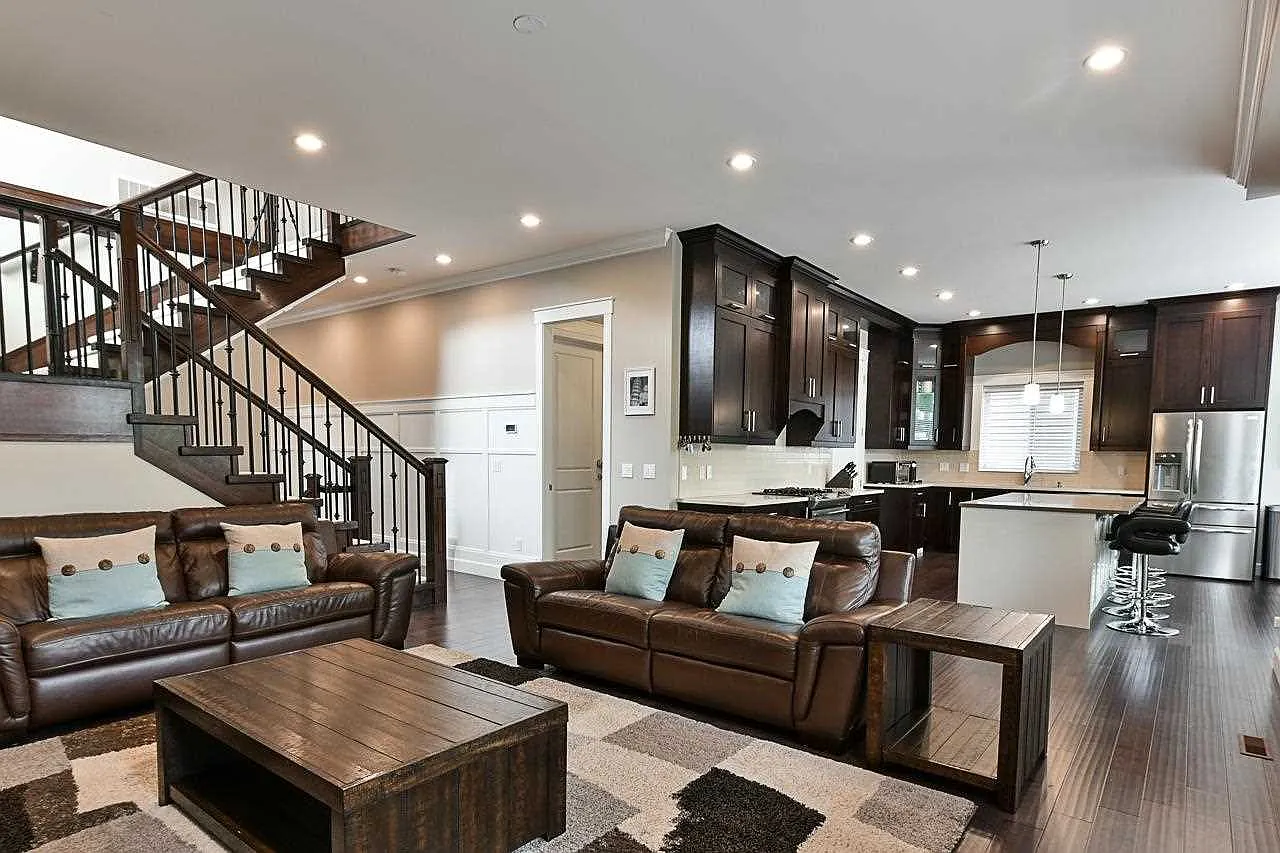 5 bed, 2.5 bath, 2500 sqft, $4,300 — Photo 1