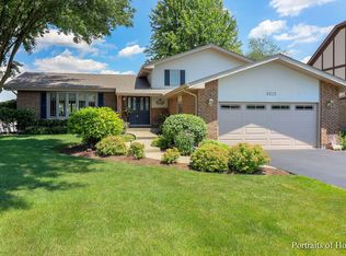 8525 Creekside Ln, Darien, IL