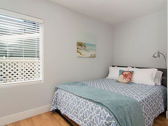 5th image of 717 Whiting Ct #723