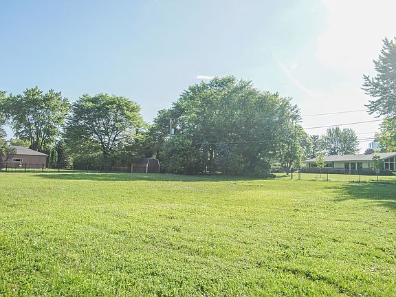 3rd image of 401 Lexington Dr