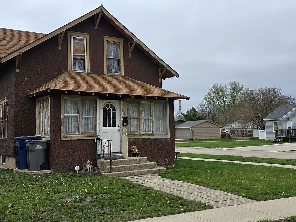 1st image of 425 E 12th St