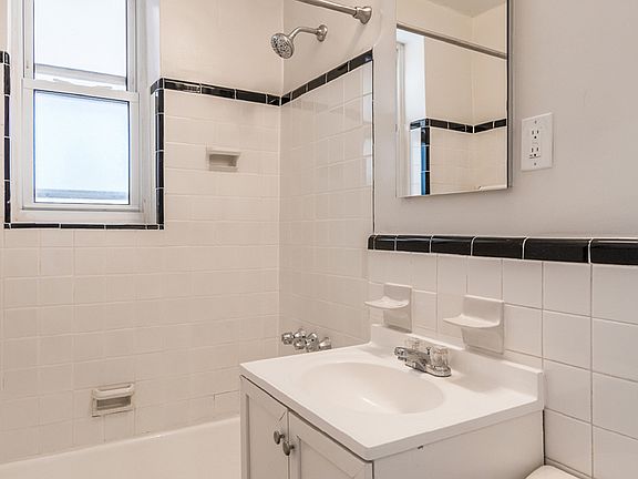 5th image of 1376 Midland Ave #2L