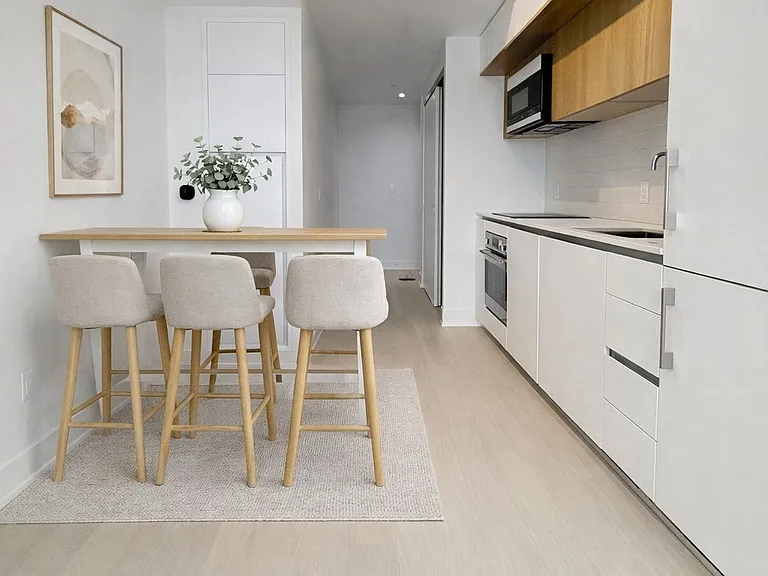 322 Dupont St #709 — Photo 4