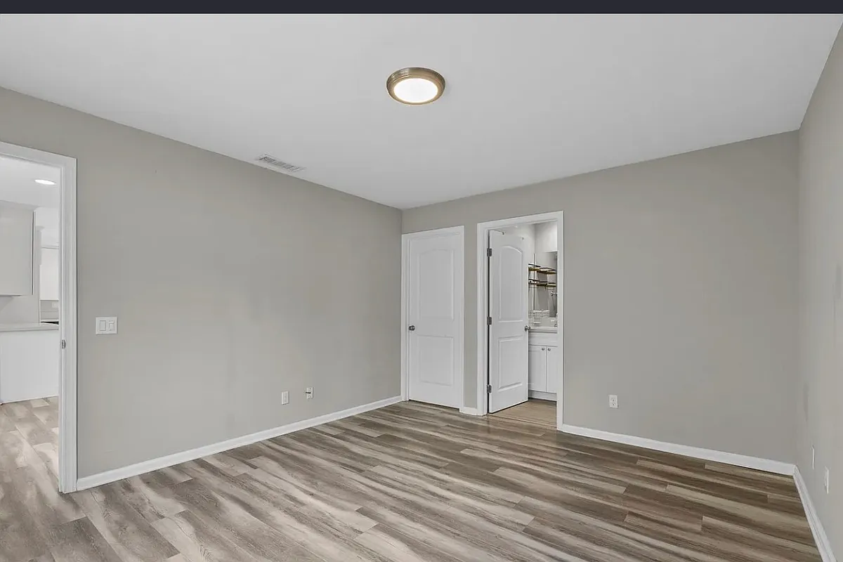 Building Photo - 7540 Lindley Ave