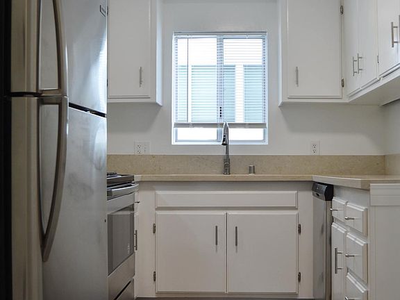 4th image of 933 2nd St APT 205
