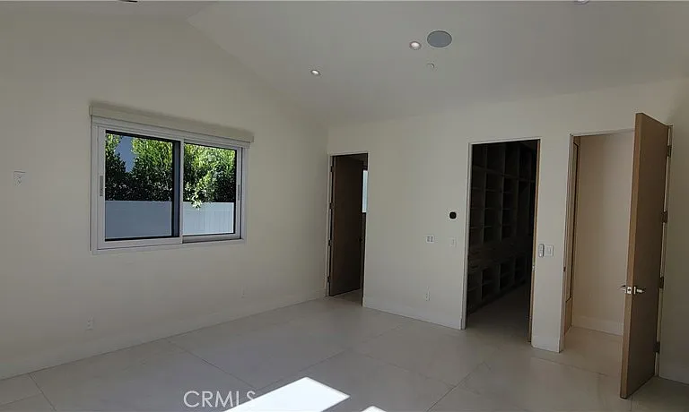 5061 Woodley Ave — Photo 13
