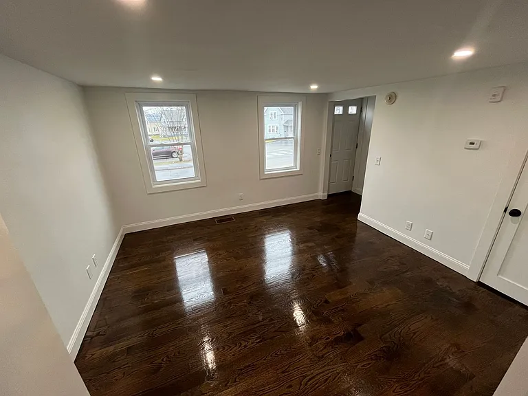 284 School St — Photo 2
