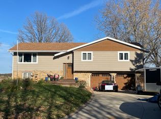 2400 Auburn Dr, Victoria, MN 55386