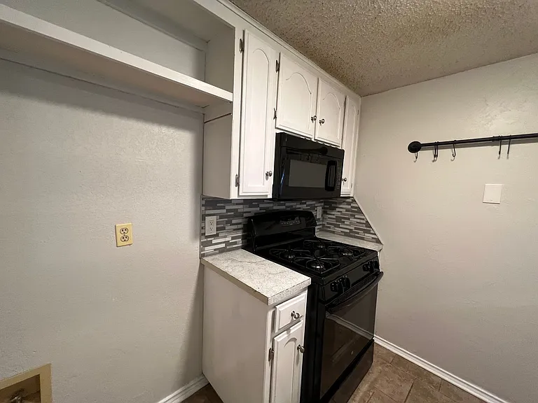 2137 Goodrich Dr — Photo 9