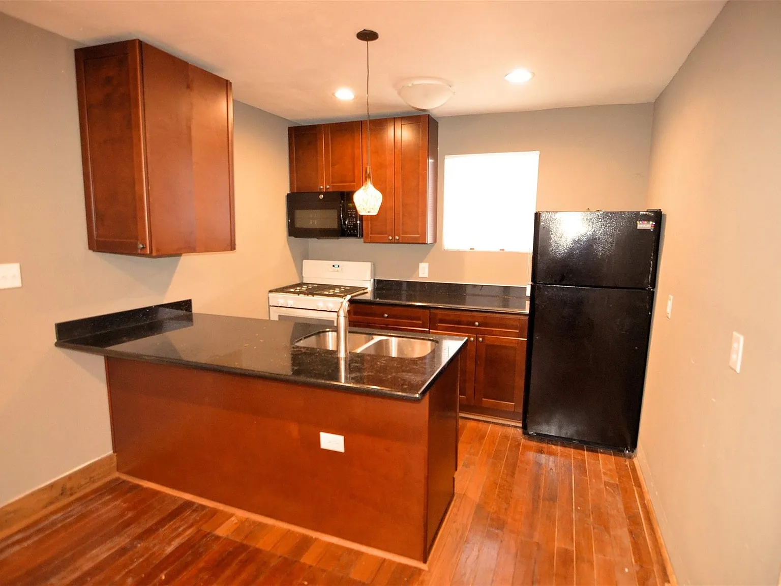 1 bed, 1.0 bath, 700 sqft, $895 — Photo 1