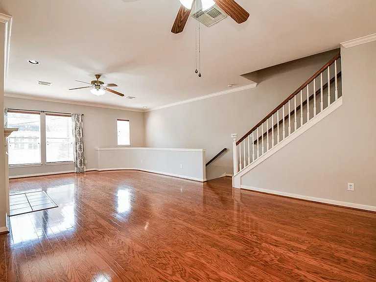 1813 Gillette St — Photo 3