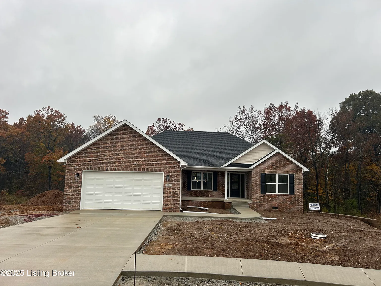 604 Hillcrest Dr photo 1