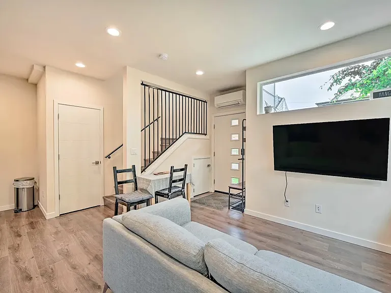 8839 Midvale Ave N #D — Photo 3