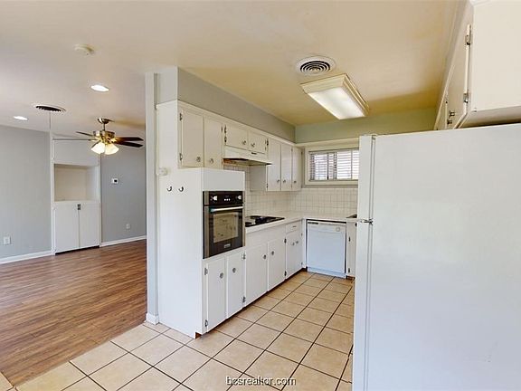 5th image of 1618 George Bush Dr