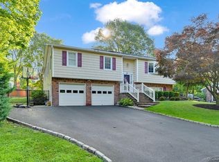 35 Chimney Ridge Dr, Nanuet, NY 10954