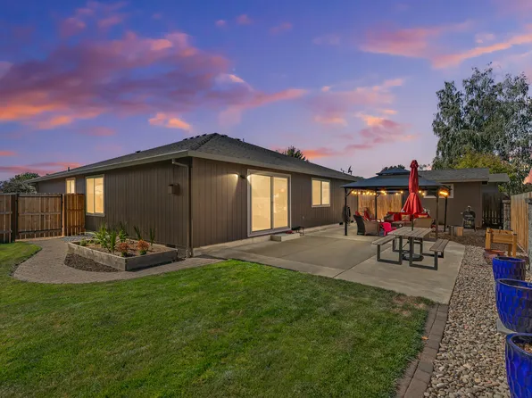 335 Applewood Dr, Central Pt, OR 97502