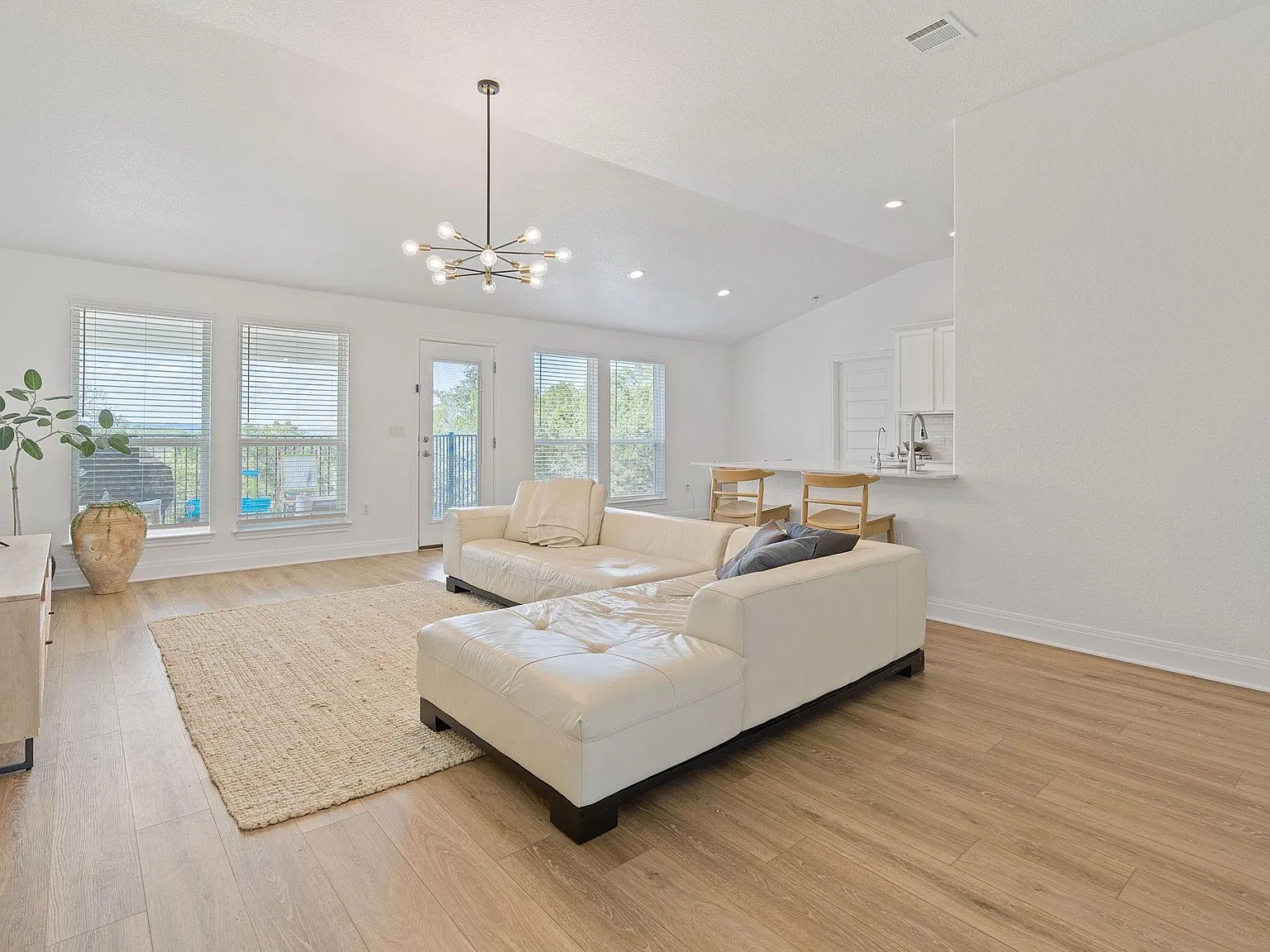 4 bed, 2.0 bath, 1837 sqft, $2,500 — Photo 3