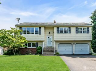 58 Henderson Rd, Kendall Park, NJ 08824