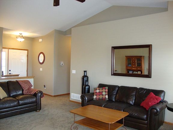 4th image of 740 Berkshire Ln