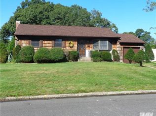 318 N Morning Dr, Centereach, NY 11720
