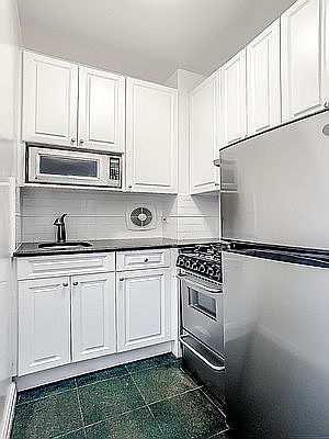 4th image of 4 Park Ave APT 7V