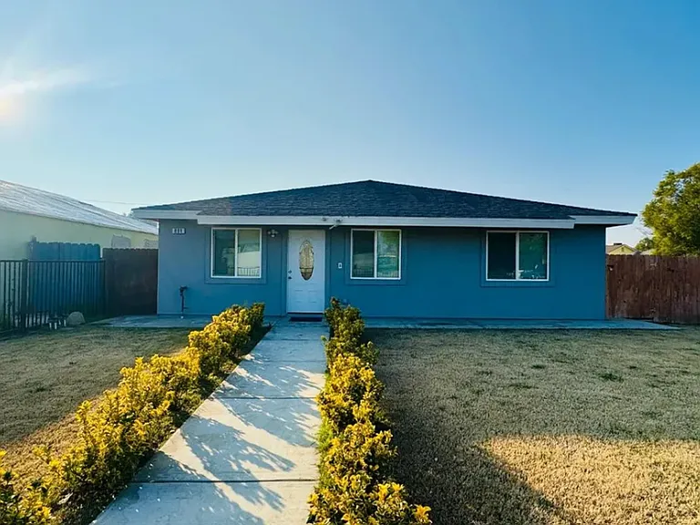 801 S Oleander Ave — Photo 2