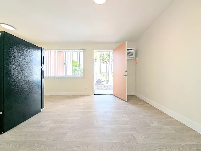 208 E Prince Rd — Photo 42