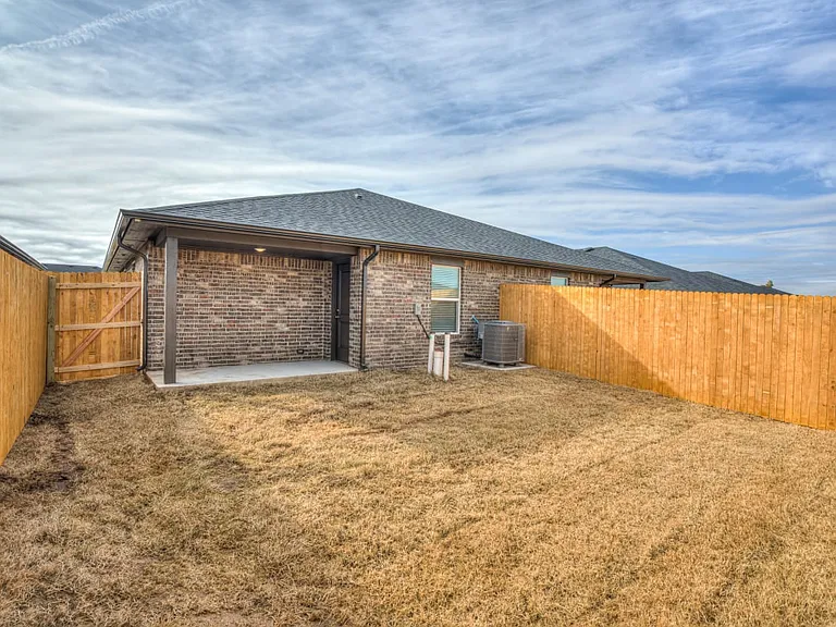 1523 Morton Ave — Photo 12