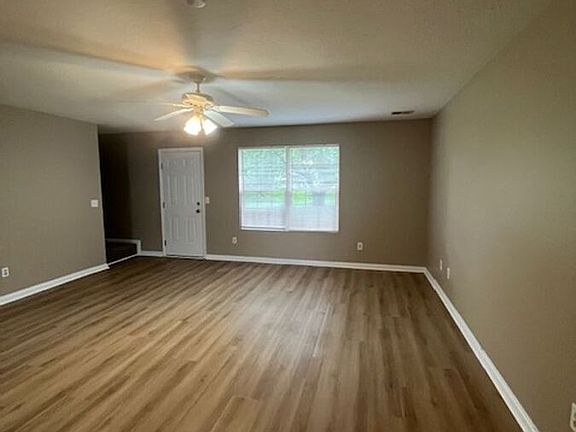 2nd image of 921 Altamont Ct APT A
