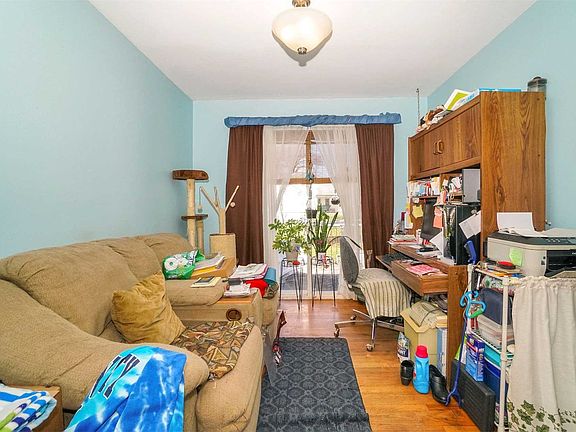 3rd image of 75 Oaklawn Ave