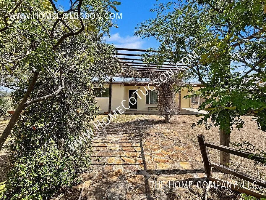 2320 W Calle Grato Spacious Home on Large Lot in Oracle — Photo 2