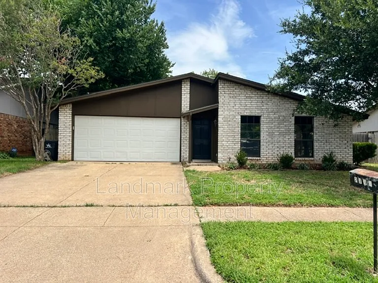 2711 Treeview Dr — Photo 2