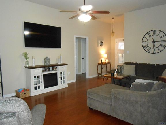 2nd image of 120 Southern Cir