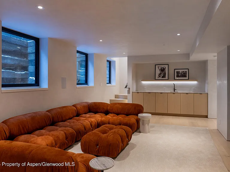 609 W Francis St — Photo 30
