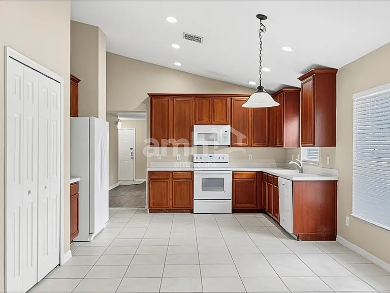 924 Burland Cir — Photo 3