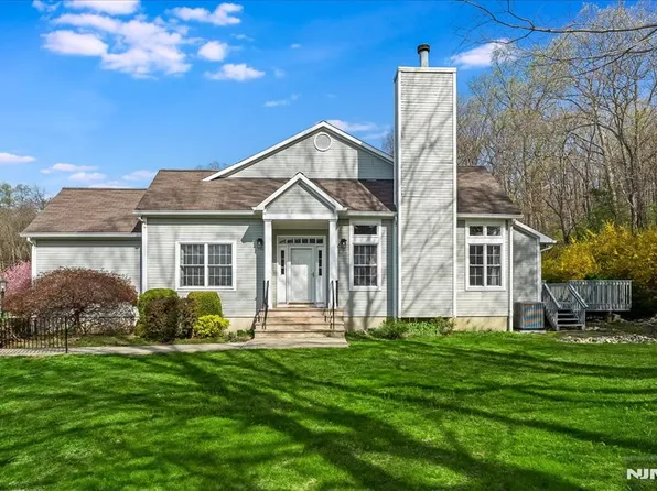 126 Worcester Dr, Wayne, NJ 07470