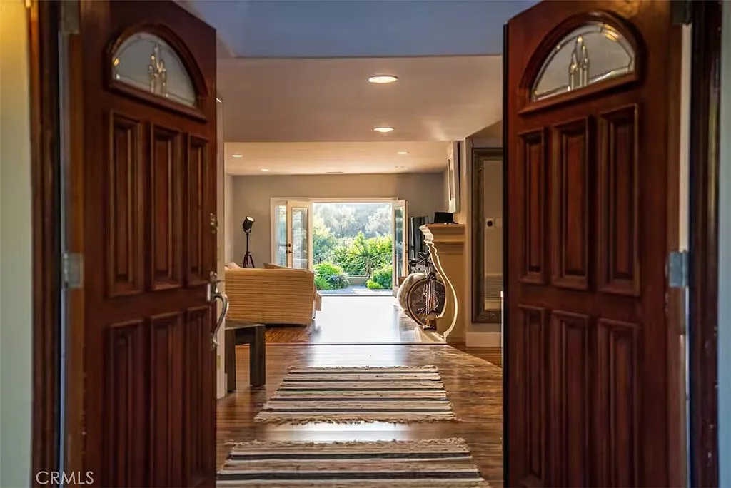 5 bed, 3306 sqft, $12,750 — Photo 4