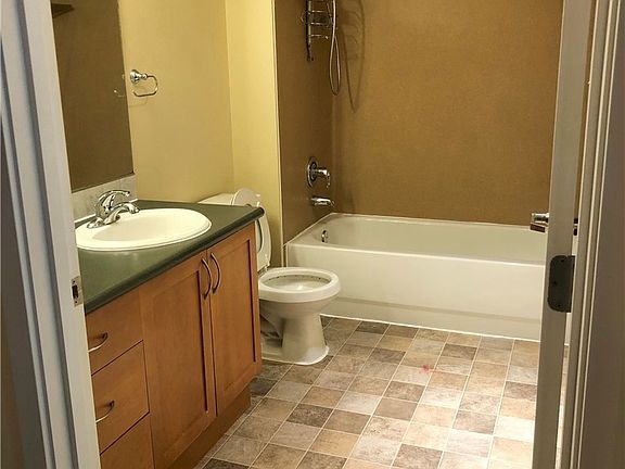 4th image of 118 107th Ave NE #304