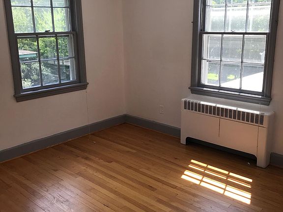 4th image of 211 Granby Park #B