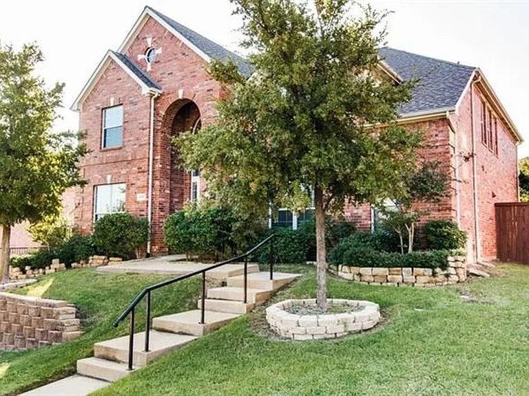 1016 Thorncliff Trl — Photo 2