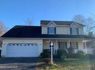 4 Willowbrook Ter, Halfmoon, NY 12065