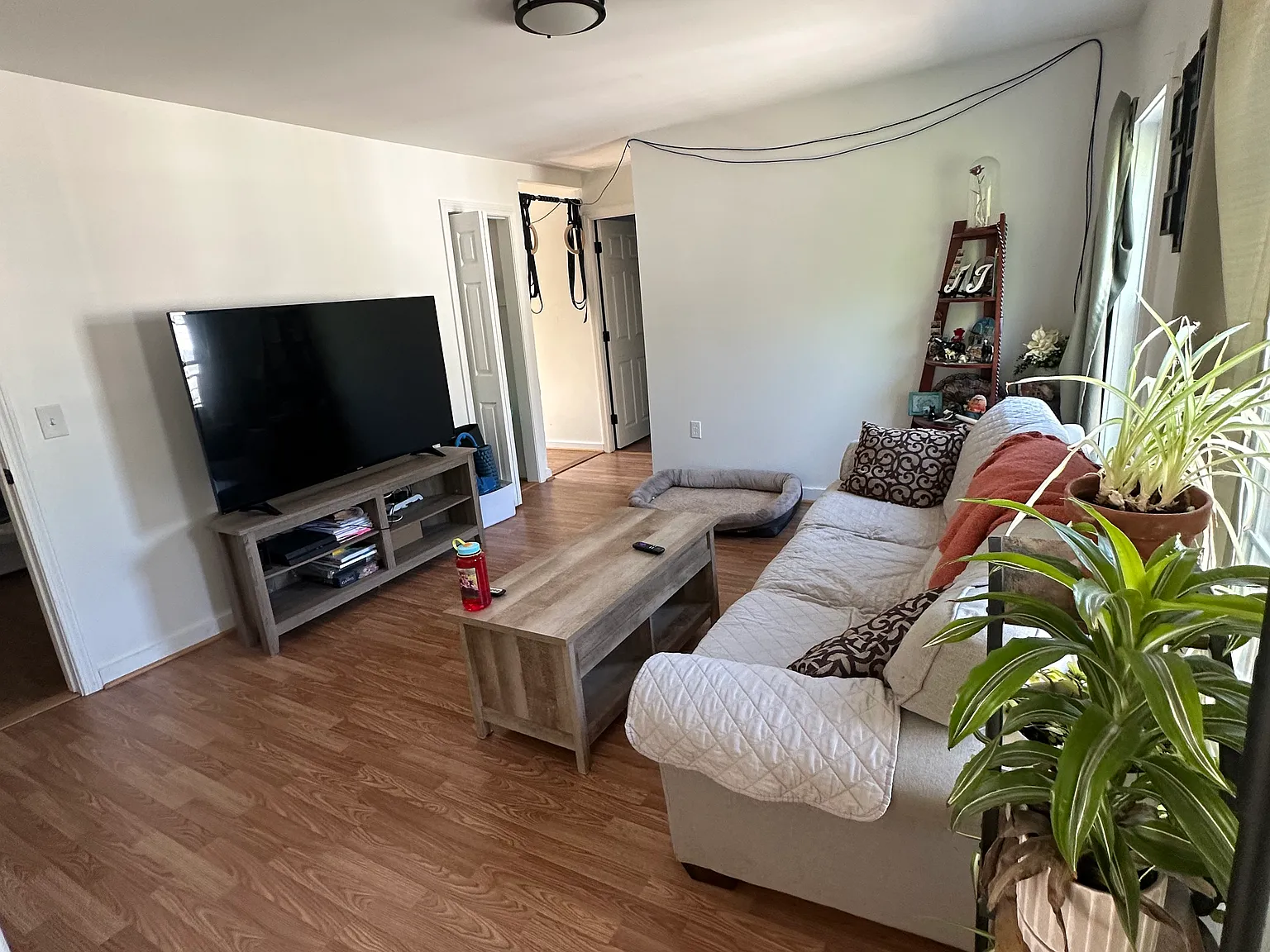 3 bed, 1.5 bath, 1200 sqft, $2,100 — Photo 3