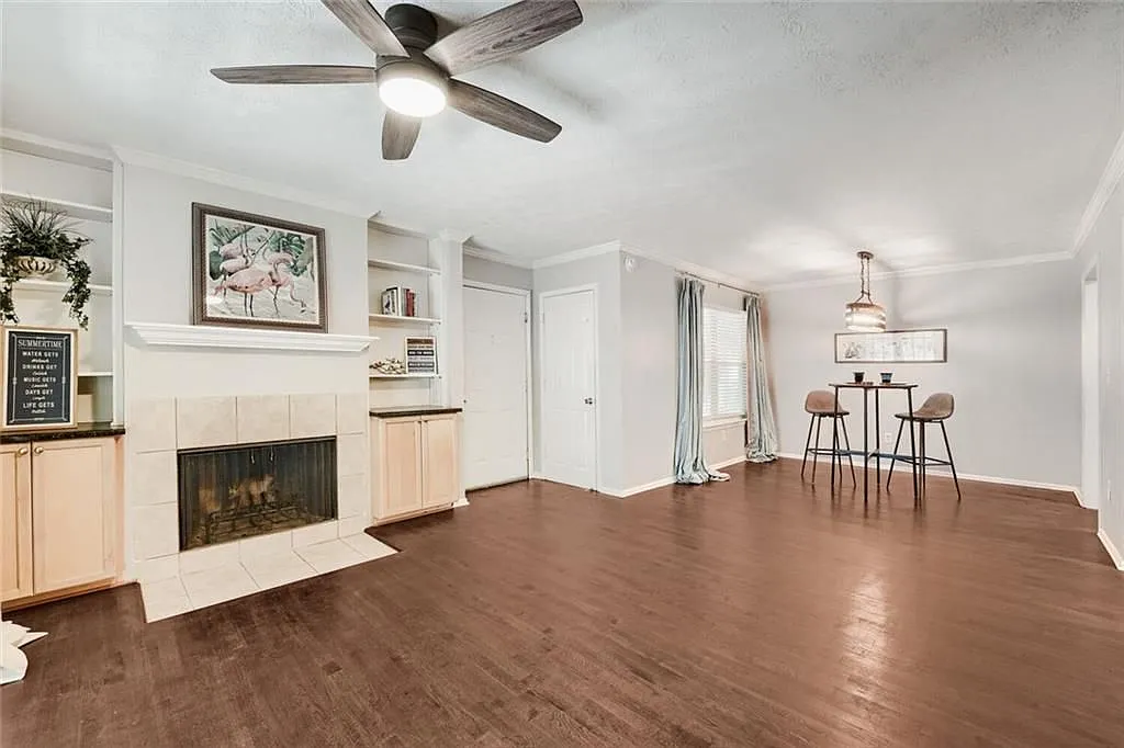2 bed, 2.0 bath, 1073 sqft, $2,000 — Photo 3