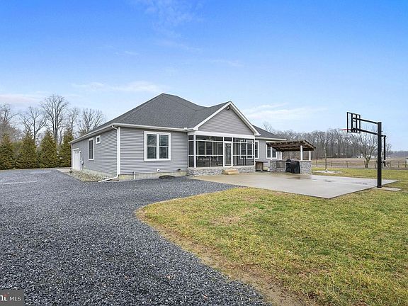 4th image of 321 Blue Heron Rd