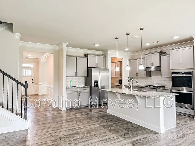 400 Raleighwood Ln — Photo 2