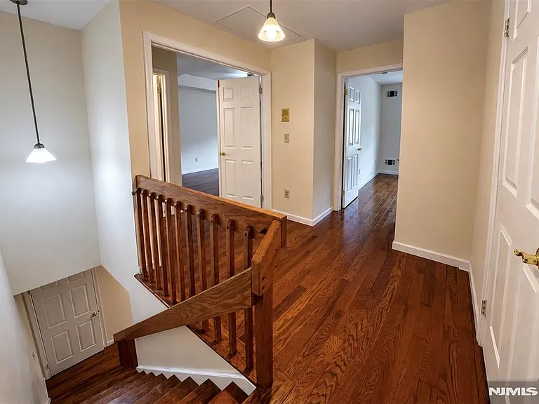 555 Ridge Ln — Photo 17