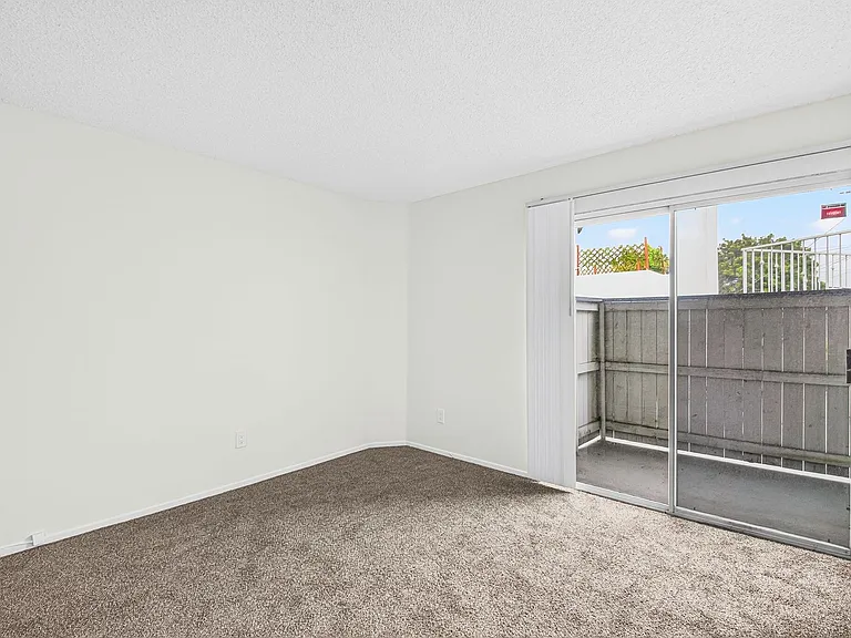 1075 Loma Ave — Photo 20