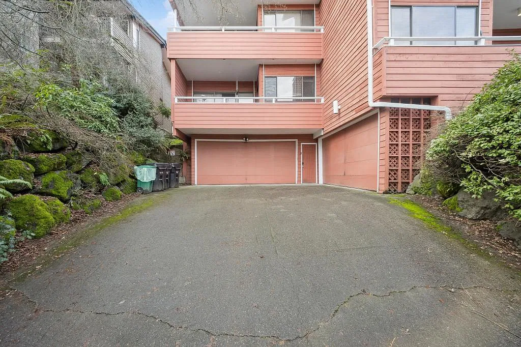 2028 Waverly Pl N - 2 bedrooms — Photo 3