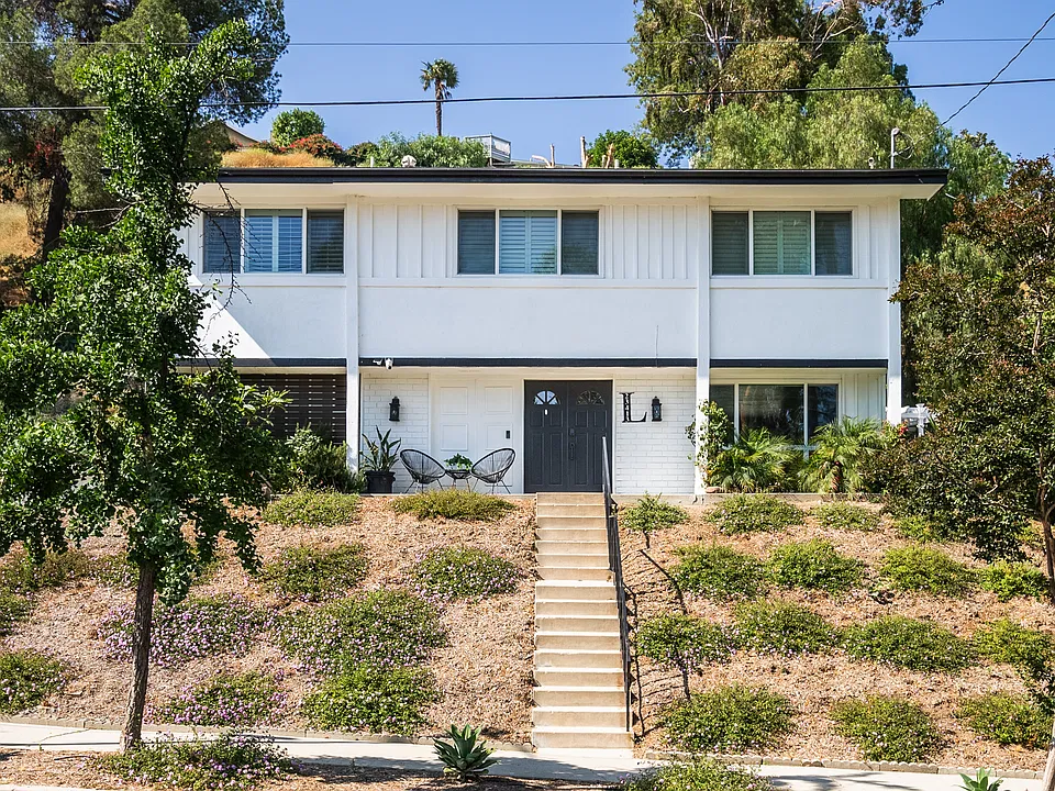 23413 Oxnard St