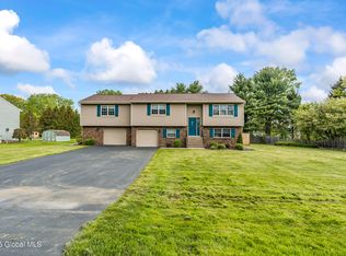 22 Cedarwood Dr, Ballston Lake, NY 12019